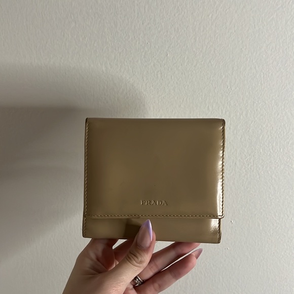 Authentic Prada Vernis Beige Trifold - Picture 5 of 14